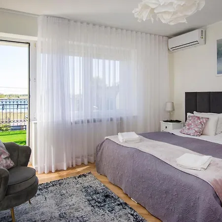 Dzika Plaza ホームステイ *